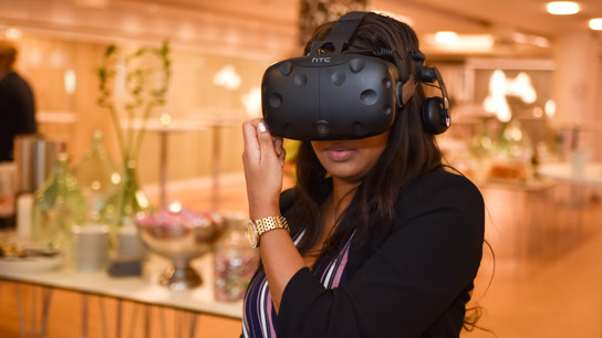 En kvinna som bär på VR-headset.