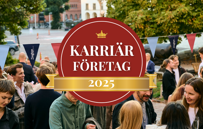 En livfull bild av människor som minglar utomhus en sensommarkväll, omgivna av en varm och festlig atmosfär, med Karriärföretagen 2025-emblemet överlagt i toppen av bilden.